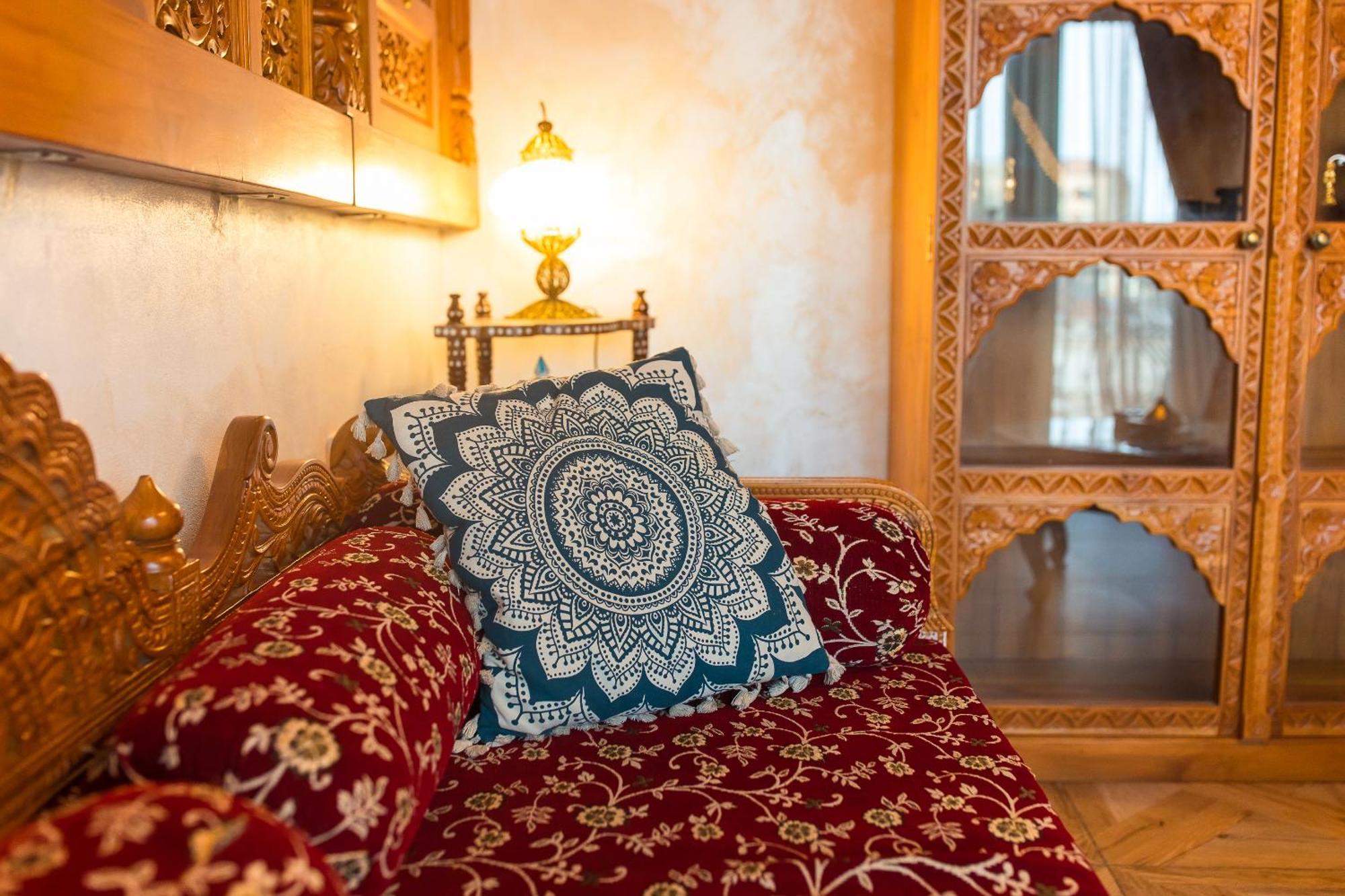 Hidden Gem Antique Apt With Stunning City Views Bukares Bagian luar foto
