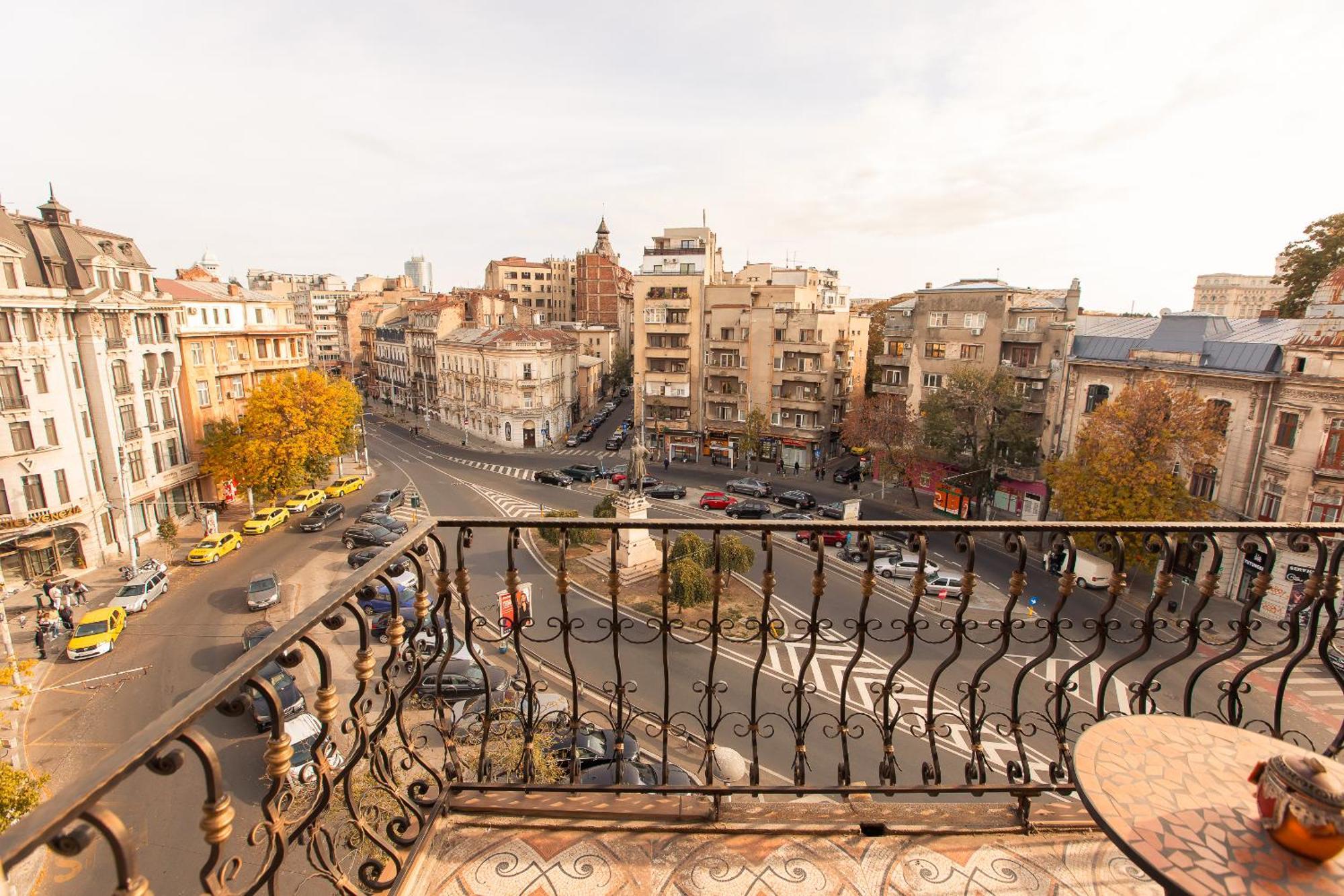 Hidden Gem Antique Apt With Stunning City Views Bukares Bagian luar foto