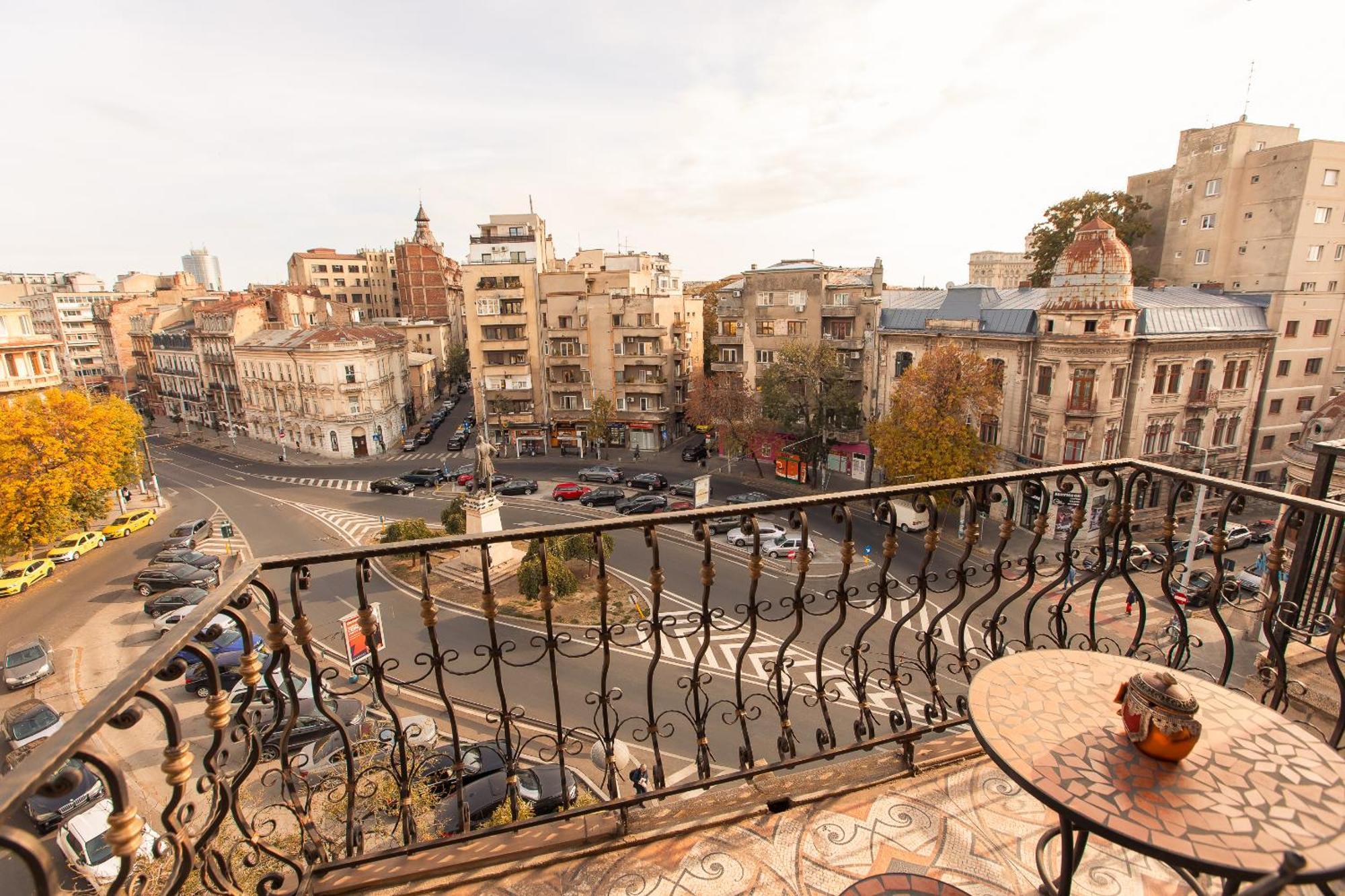Hidden Gem Antique Apt With Stunning City Views Bukares Bagian luar foto